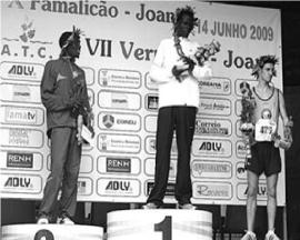 Bruno Silva, à direita, no podium do famalicao-joane